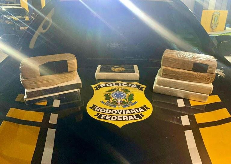 Droga apreendida poderia render at&eacute; 11 mil por&ccedil;&otilde;es de coca&iacute;na e 50 mil pedras de crack