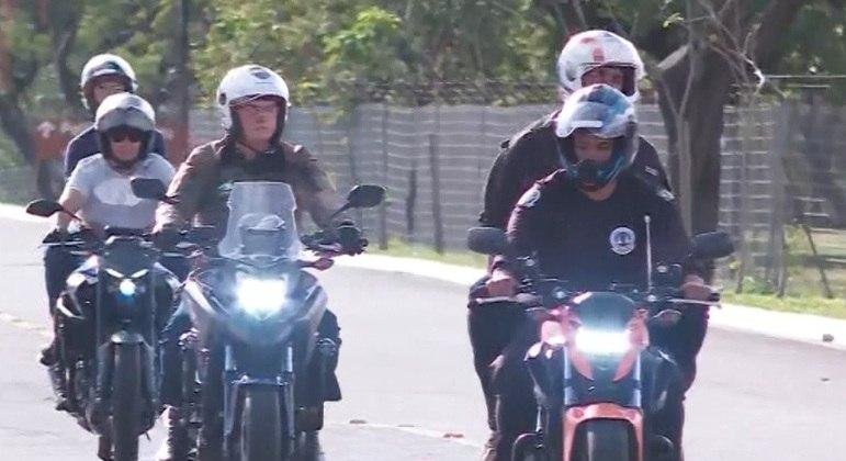 Presidente Jair Bolsonaro (PL) faz passeio de moto pelas ruas de Bras&iacute;lia na v&eacute;spera do Natal
