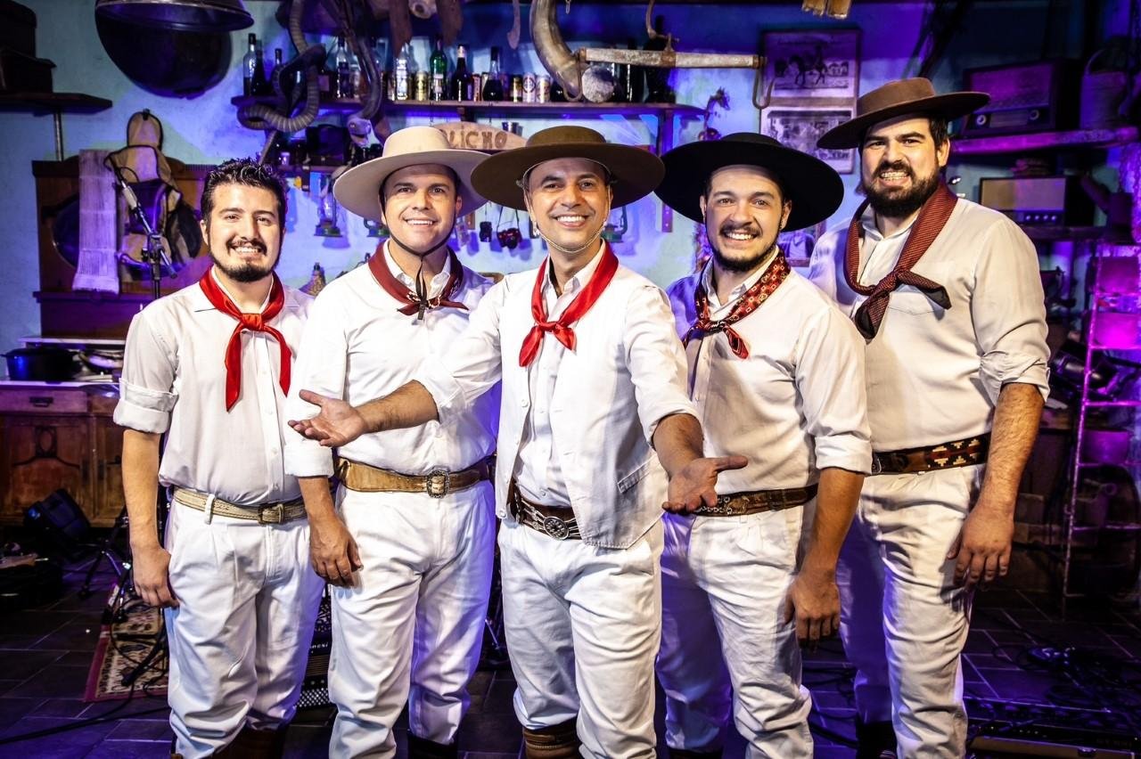 O espet&aacute;culo mistura can&ccedil;&otilde;es natalinas tradicionais, com arranjos tipicamente ga&uacute;chos e os grandes sucessos da banda Tch&ecirc; Guri