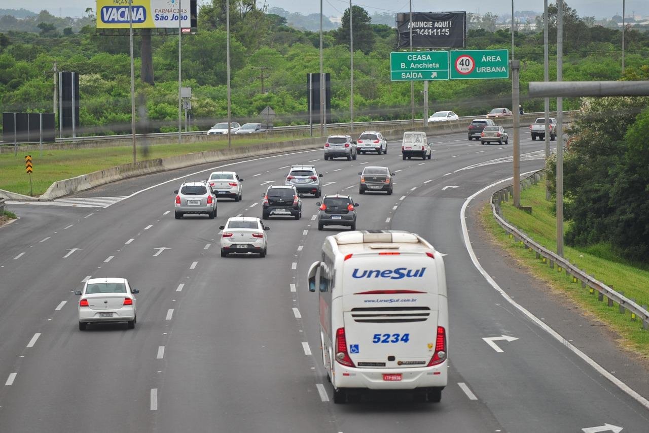Freeway registra hoje fluxo maior de ve&iacute;culos indo ao Litoral do que retornando a Porto Alegre