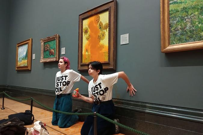 Os "Girass&oacute;is" de Van Gogh mergulhados em sopa de tomate em Londres, por ativistas ambientais para alertar a opini&atilde;o p&uacute;blica sobre o aquecimento global