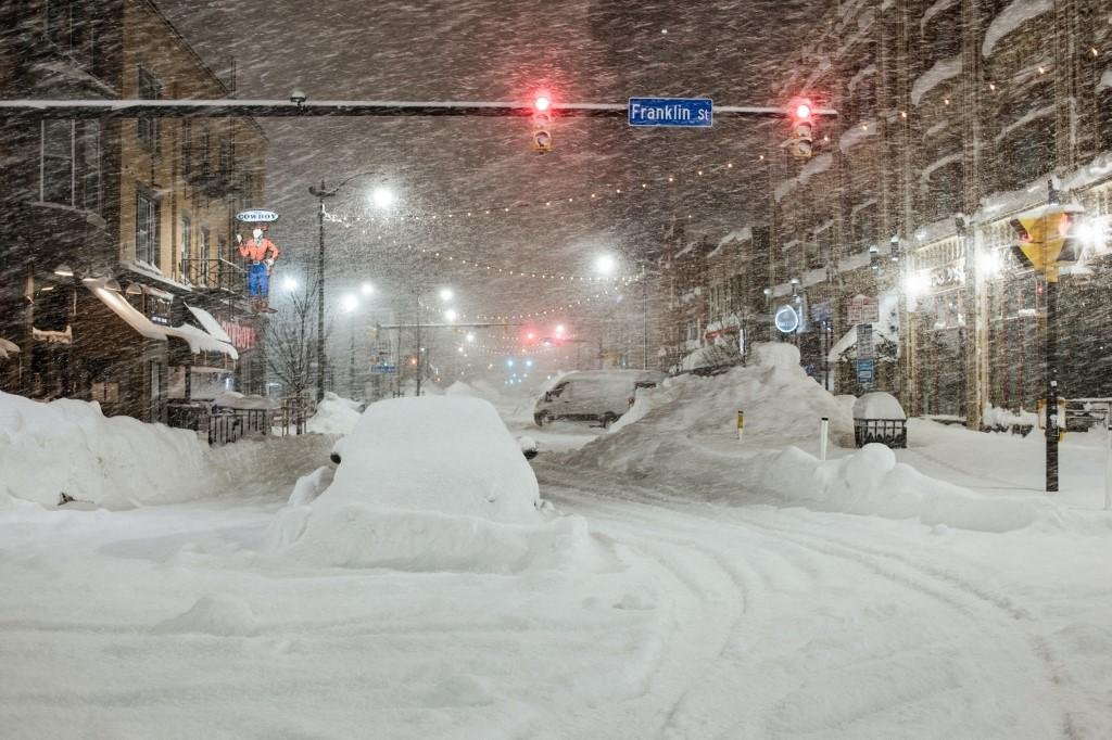 Em Buffalo, Nova York, carros foram engolidos pela neve