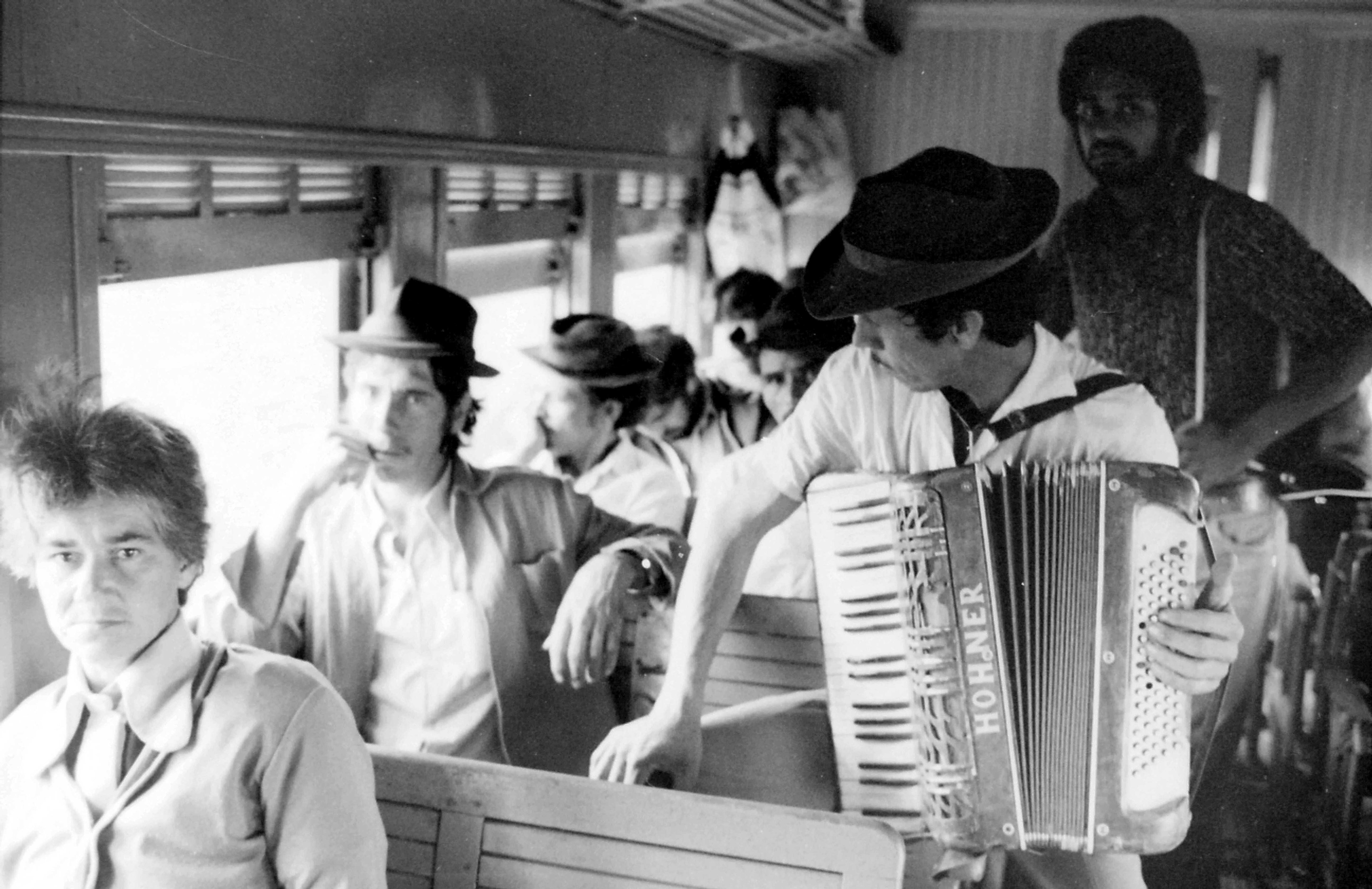 A viagens longas de trem poderiam ter a m&uacute;sica e a dan&ccedil;a para amenizar.