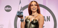 Anitta recebe prêmio no palco do American Music Awards 2022