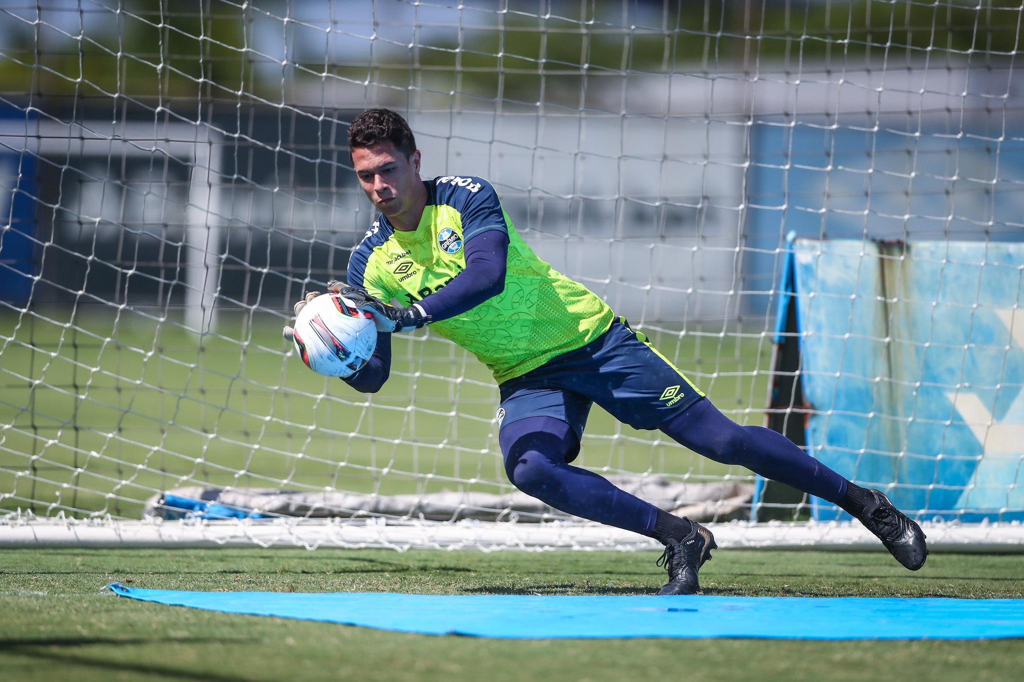 Brenno dever&aacute; come&ccedil;ar o ano de 2023 como titular