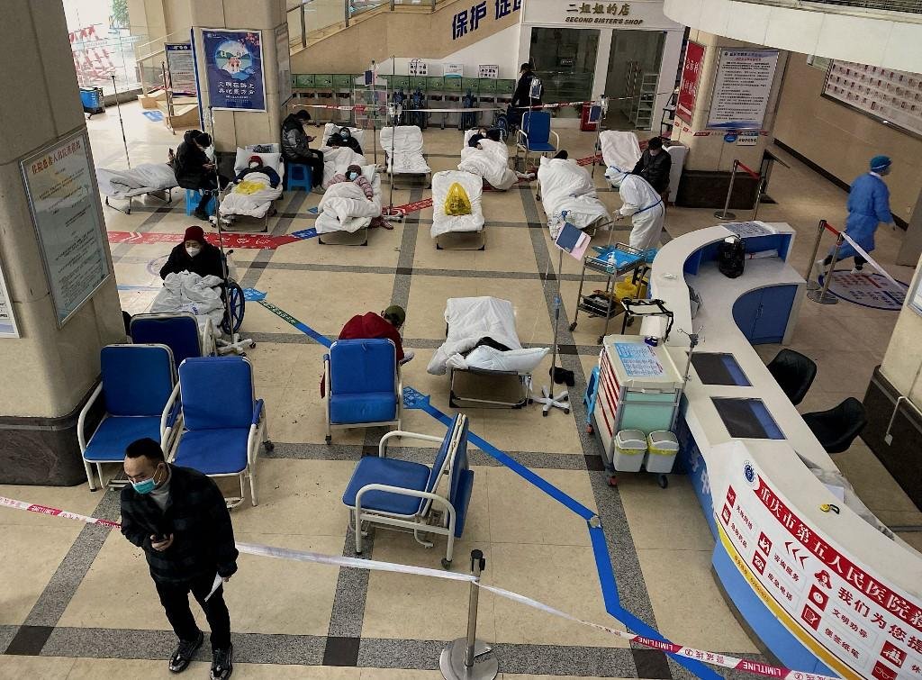 Autoridades estimam que centenas de milhares de pessoas foram infectadas nas &uacute;ltimas semanas, ap&oacute;s flexibiliza&ccedil;&atilde;o sanit&aacute;rias