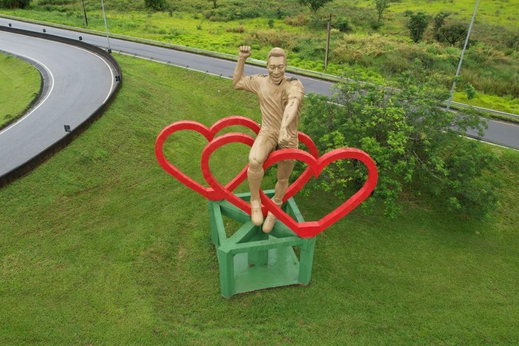 Quem chega na cidade do Rei  do Futebol se depara com a est&aacute;tua dele, na entrada do munic&iacute;pio