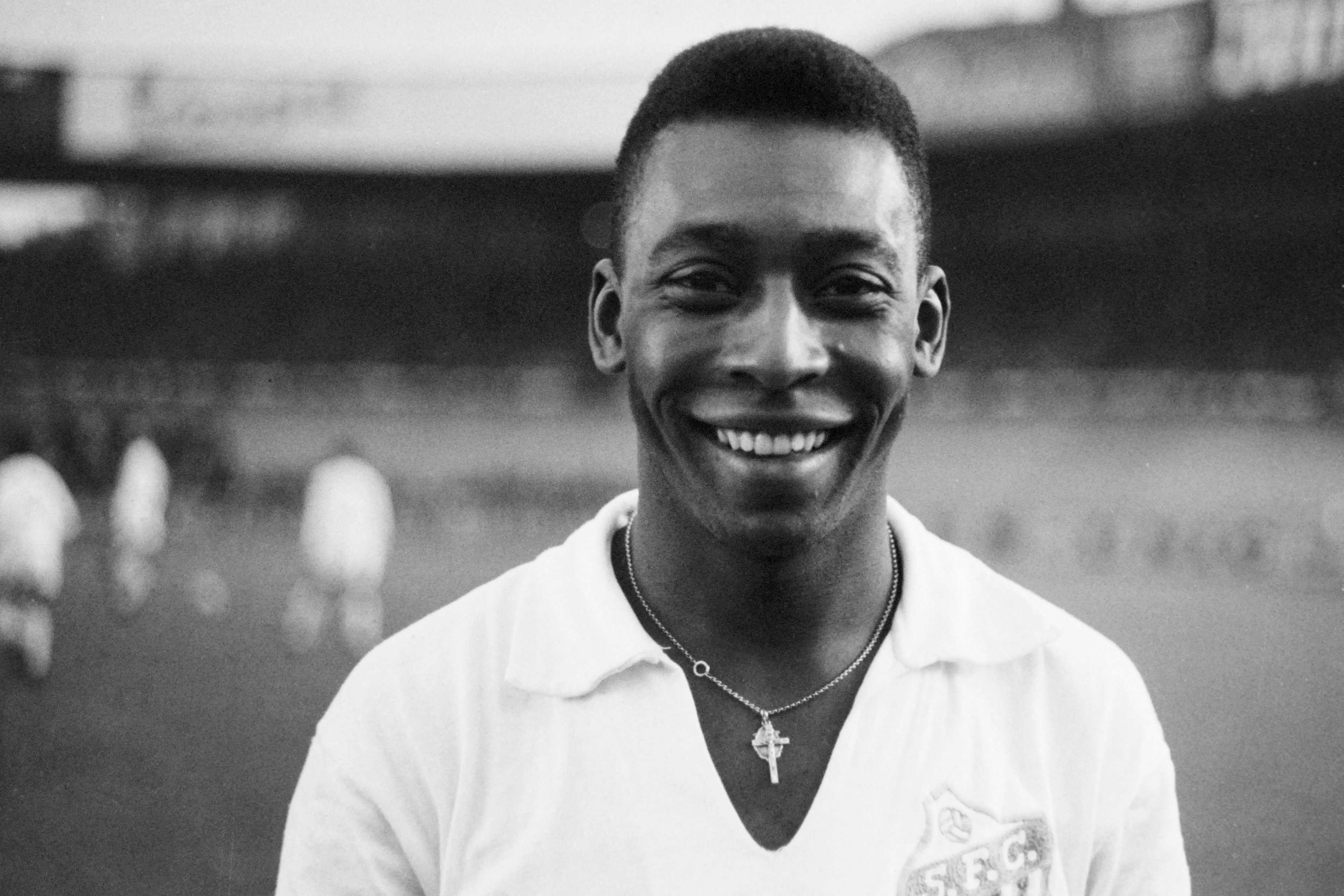 Pel&eacute; marcou &eacute;poca com a camisa do Santos