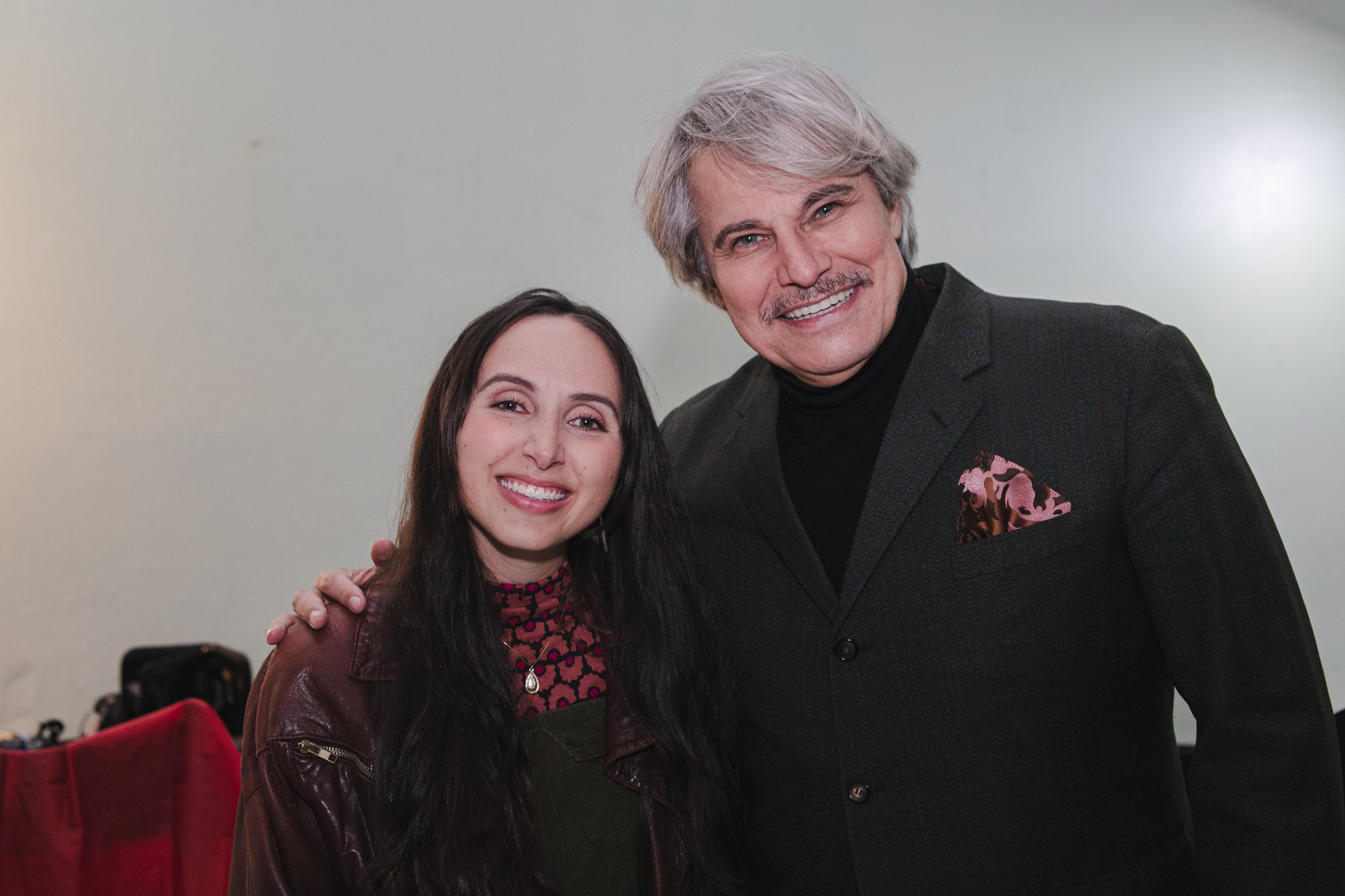 Gabrielle Fleck ao lado do ator Edson Celulari em set de filmagem