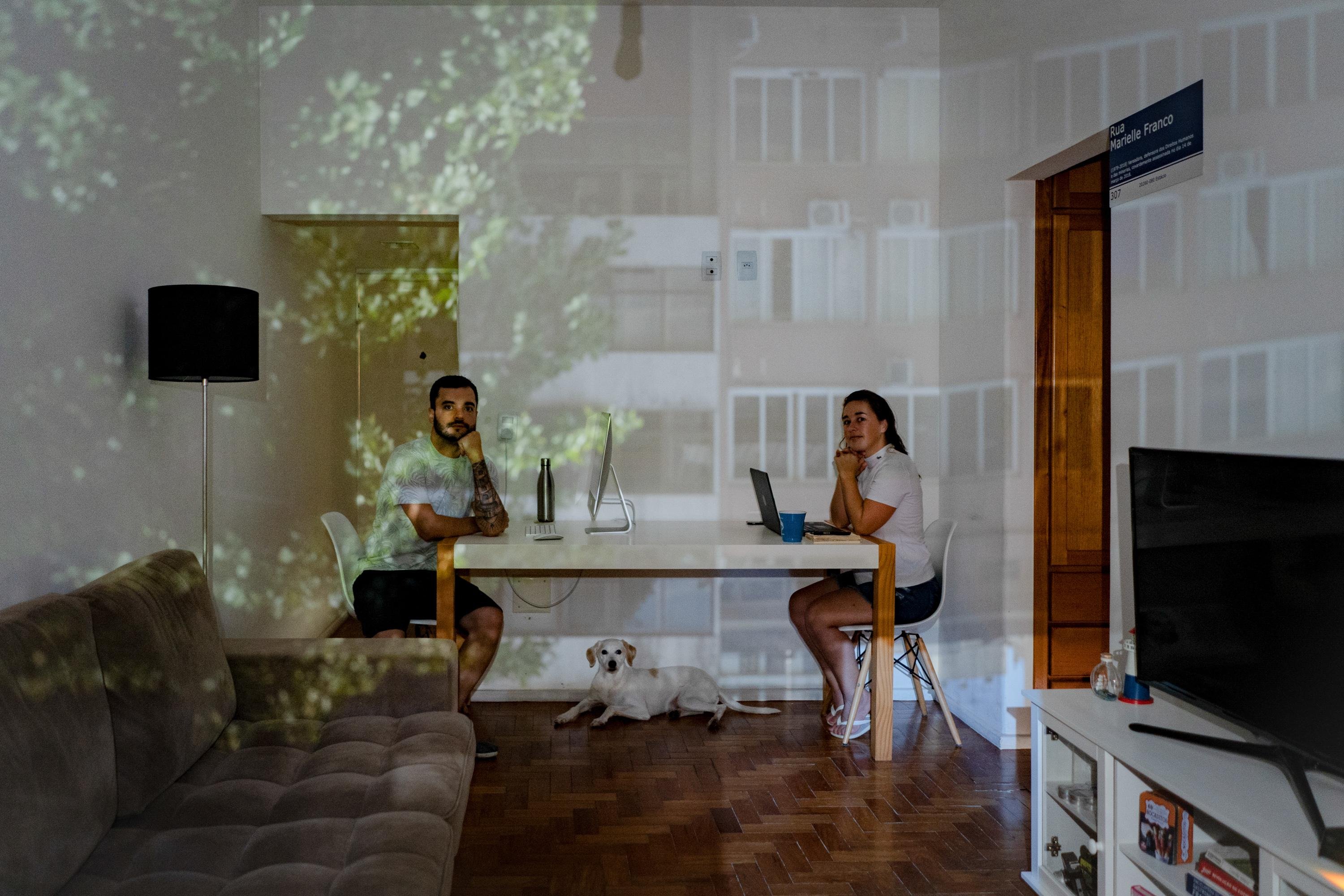 Participa da Bienal a obra "Obs-cu-ra", do fot&oacute;grafo Bruno Alencastro