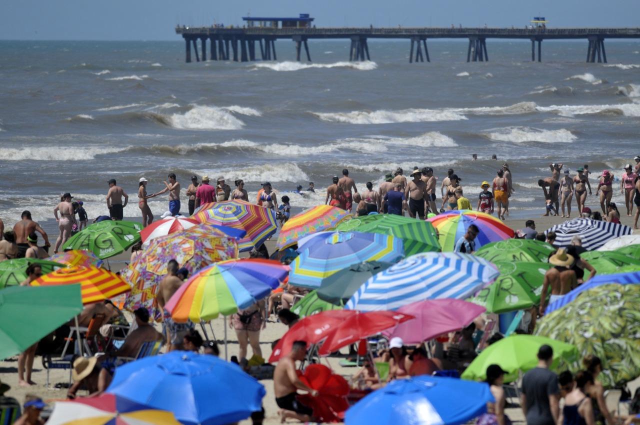 Faixa de areia da praia de Tramanda&iacute; ficou lotada