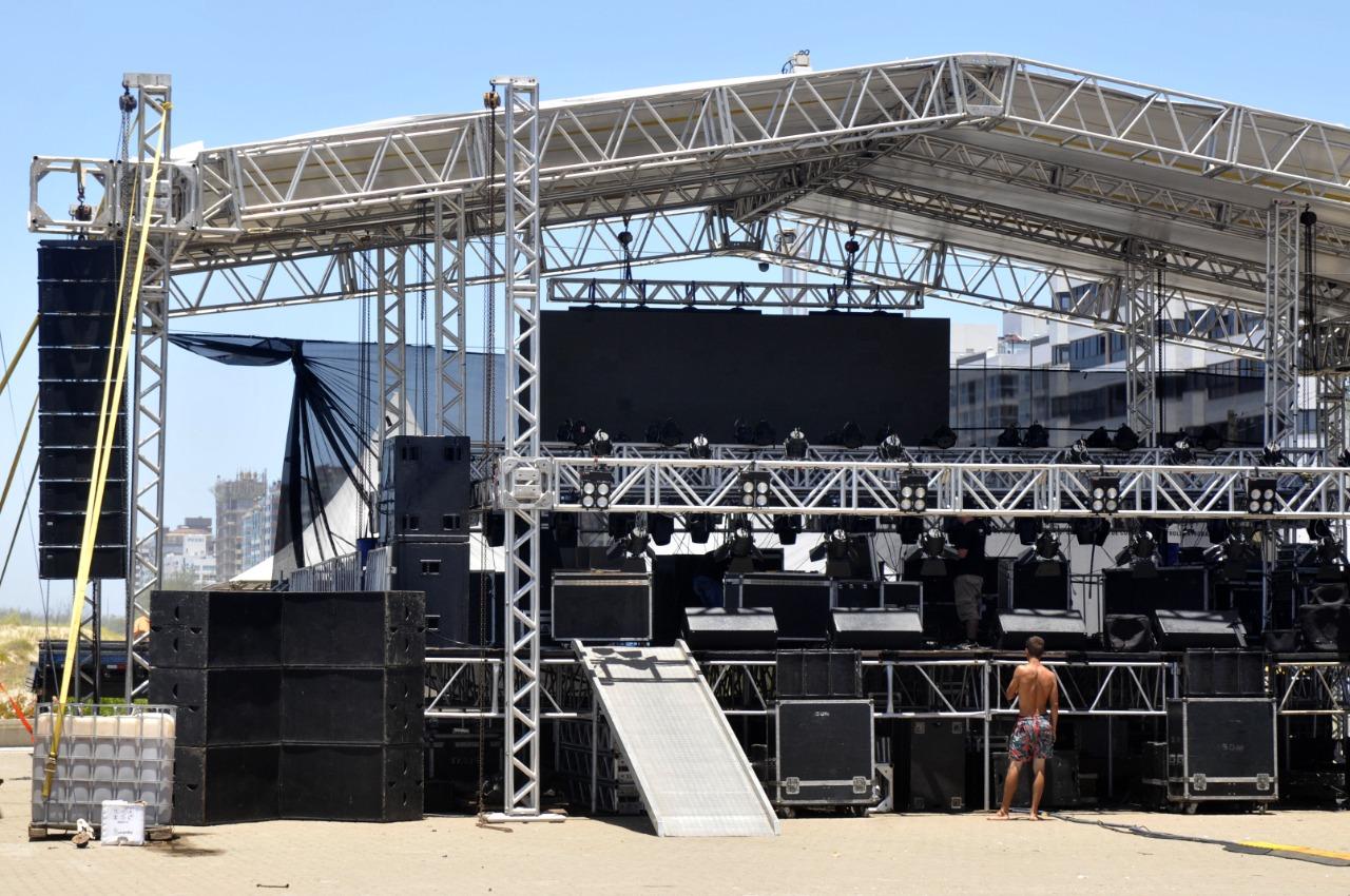Palco para o show da virada do ano em Cap&atilde;o da Canoa