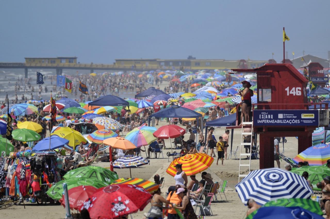 Calor leva milhares de veranistas &agrave;s praias ga&uacute;chas