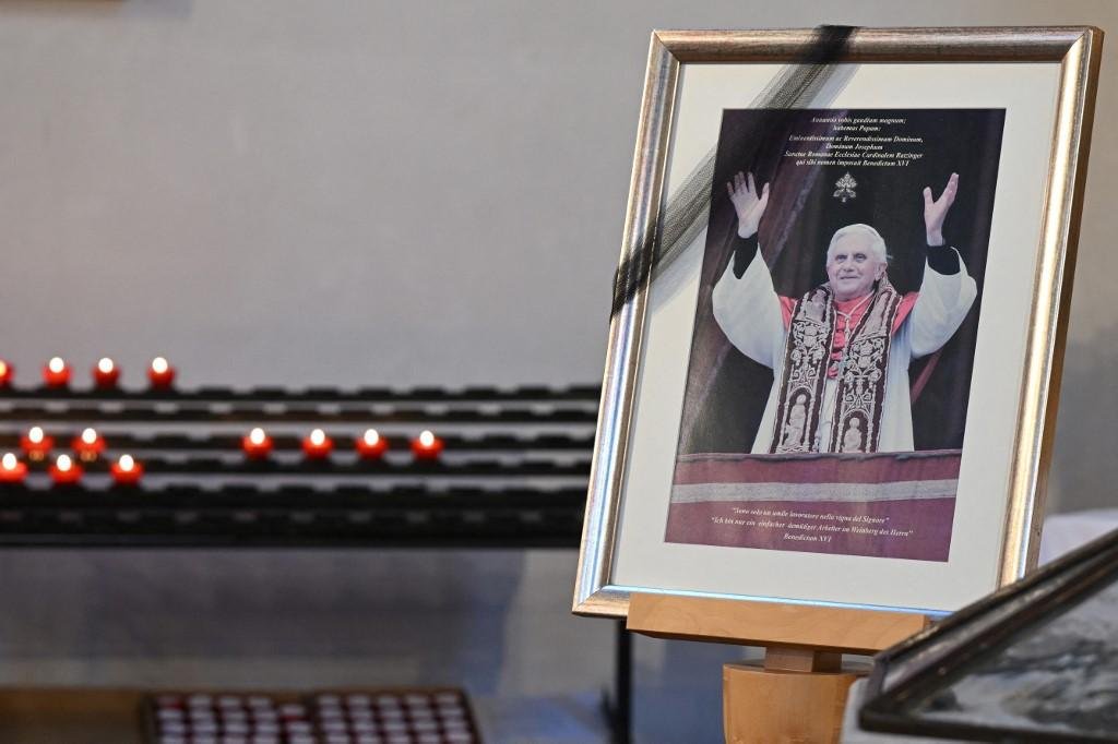 Papa em&eacute;rito morreu neste s&aacute;bado aos 95 anos