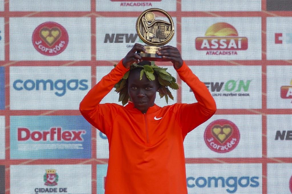 Ugandense Catherine Reline, de apenas 20 anos, completou o trajeto em 49min39 neste s&aacute;bado