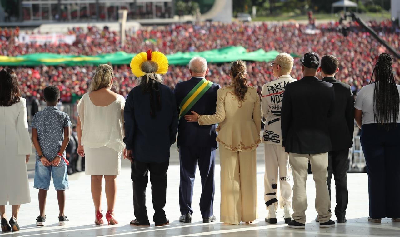 Lula recebeu a faixa e subiu a rampa do Planalto acompanhado de pessoas que representaram o povo brasileiro