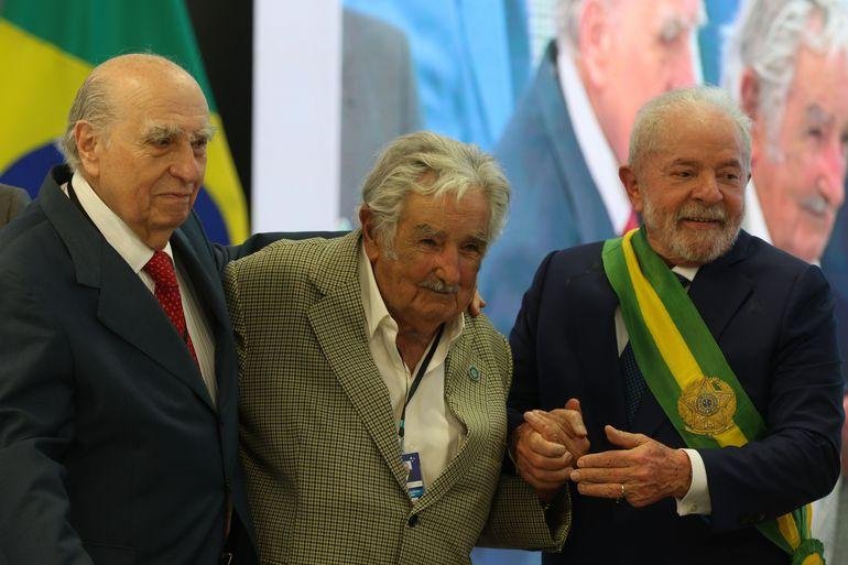 Ex-presidente do Uruguai, Mujica foi recepcionado por Lula