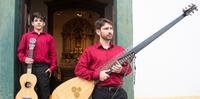 Gabriel Ribeiro, o filho de 15 anos, e Alexandre Ribeiro, o pai, formam o Duo Ribeiro, com instrumentos de cordas como guitarra romântica e teorba