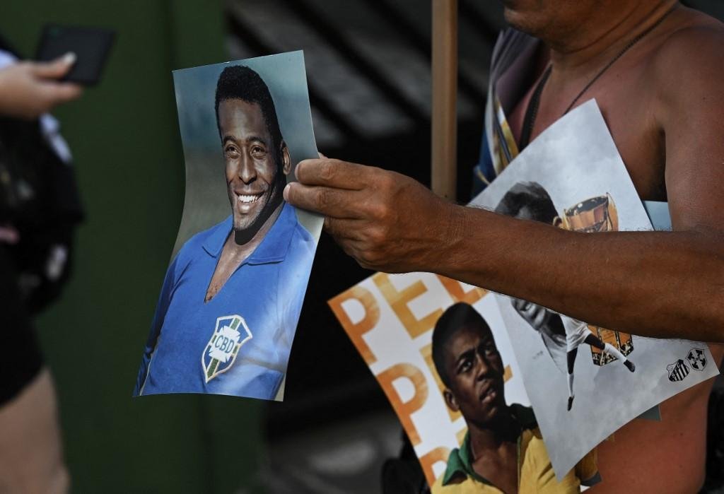 O vel&oacute;rio do corpo de Pel&eacute; iniciou na manh&atilde; de segunda-feira; enterro est&aacute; marcado para esta ter&ccedil;a-feira