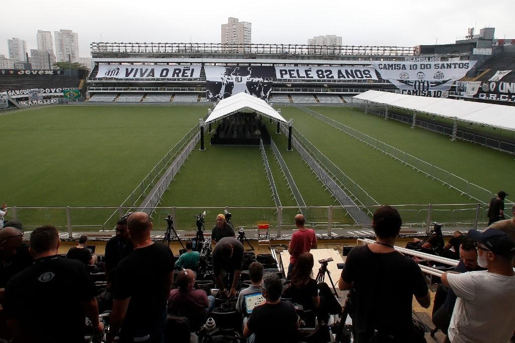 Corpo do rei do futebol est&aacute; sendo velado no est&aacute;dio da Vila Belmiro, em Santos (SP)