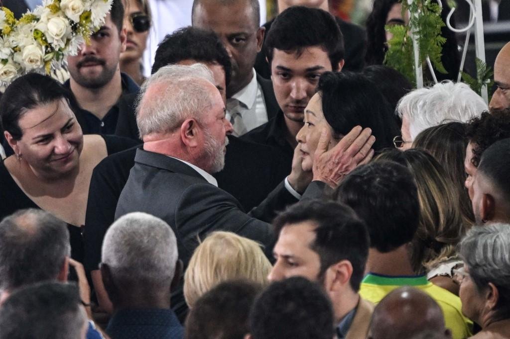 Chefe do Executivo comparece ao vel&oacute;rio do Rei de Futebol acompanhado da primeira-dama e do ministro M&aacute;rcio Fran&ccedil;a
