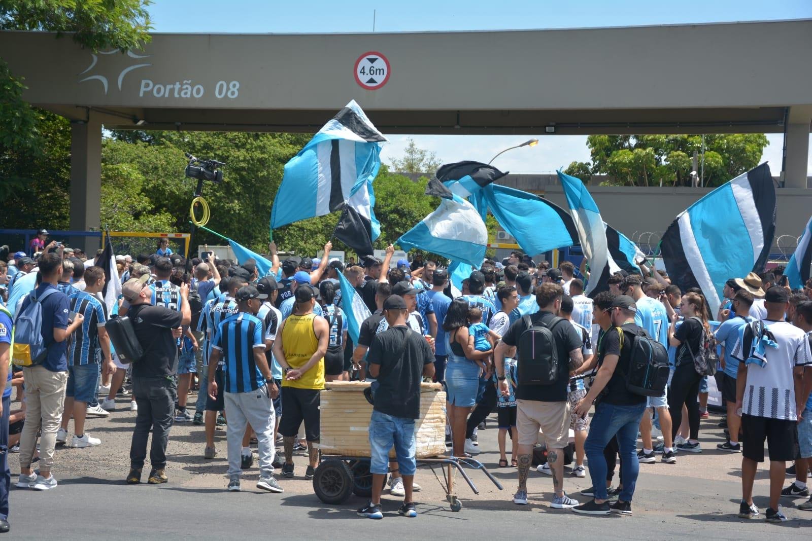 Torcedores do Gr&ecirc;mio foram ao Aeroporto Salgado Filho acompanhar o desembarque do refor&ccedil;o uruguaio