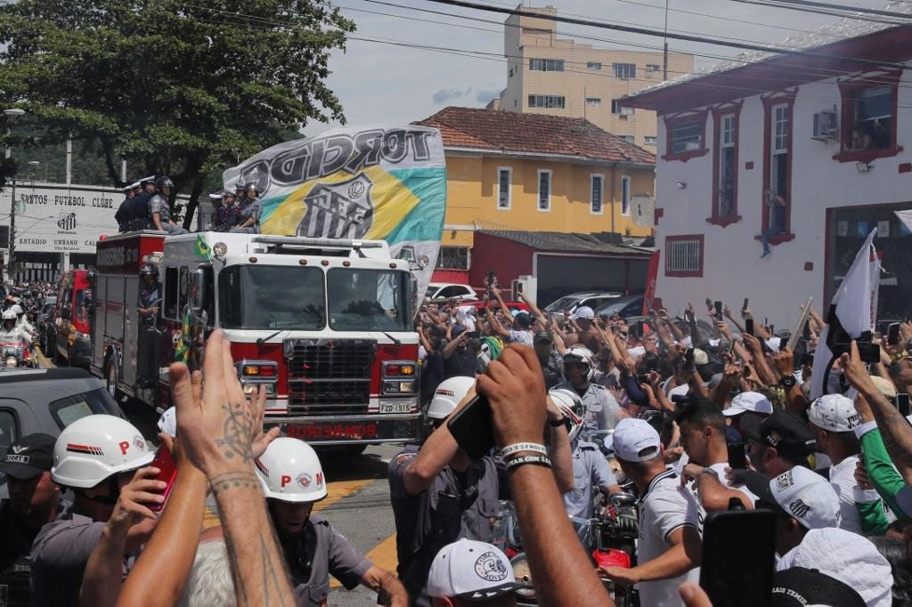 Milhares no cortejo do Rei Pel&eacute; em sua despedida