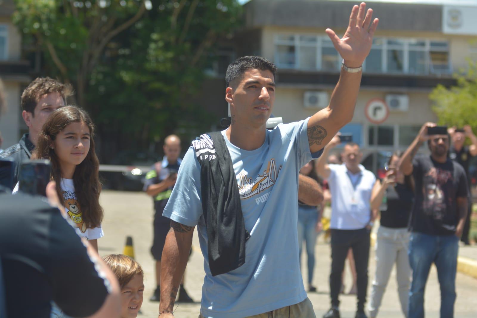 Su&aacute;rez cumprimentou a torcida gremista na chegada a Porto Alegre