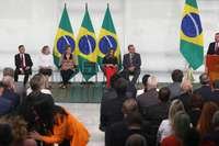 Pimenta dedicou cerimônia à Dilma Rousseff, que prestigiou o ato.