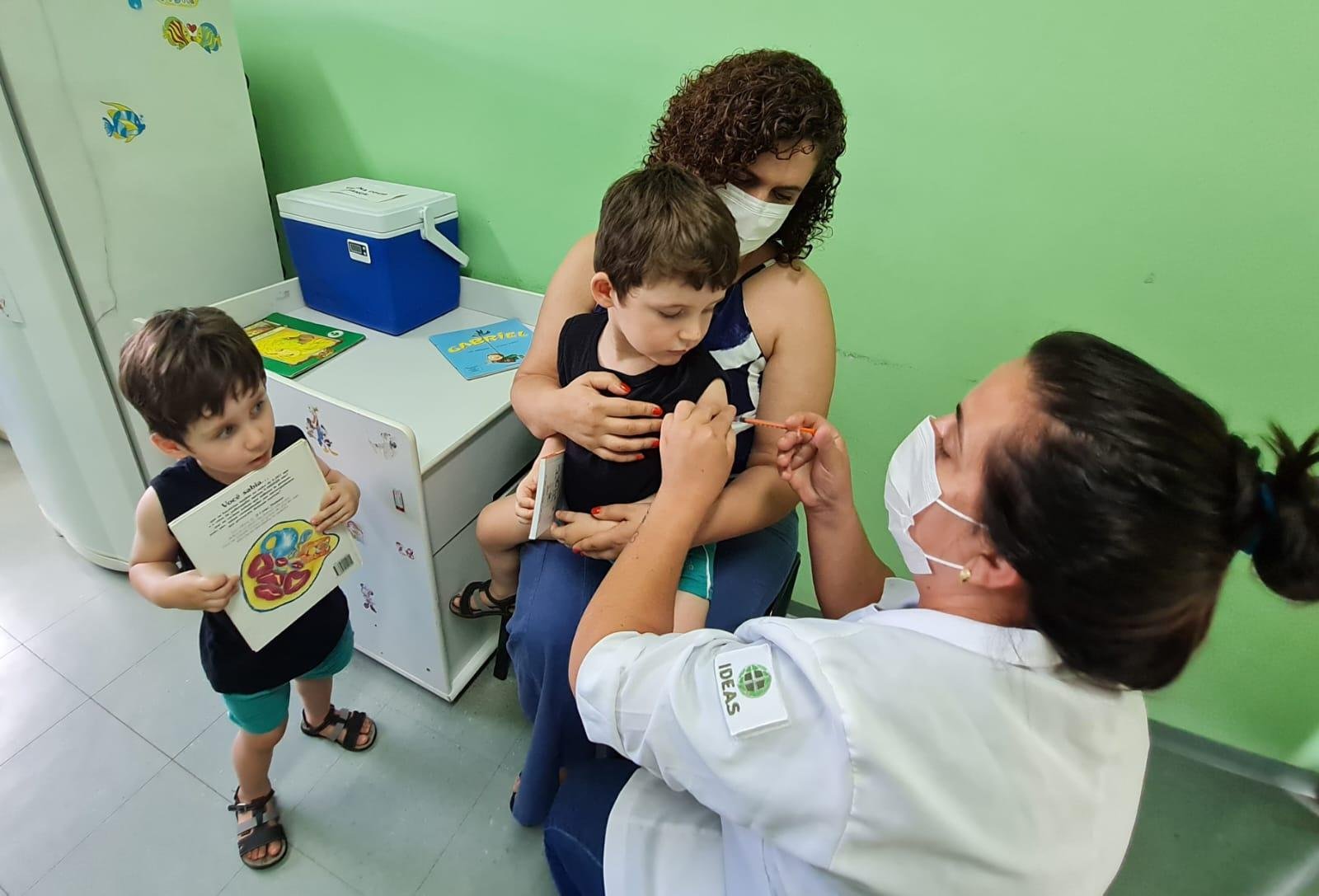 Crian&ccedil;a recebe vacina contra a Covid-19