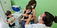 Criança recebe vacina contra a Covid-19