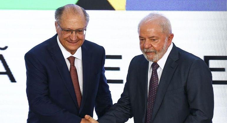 Alckmin ao lado do presidente Lula durante posse como ministro