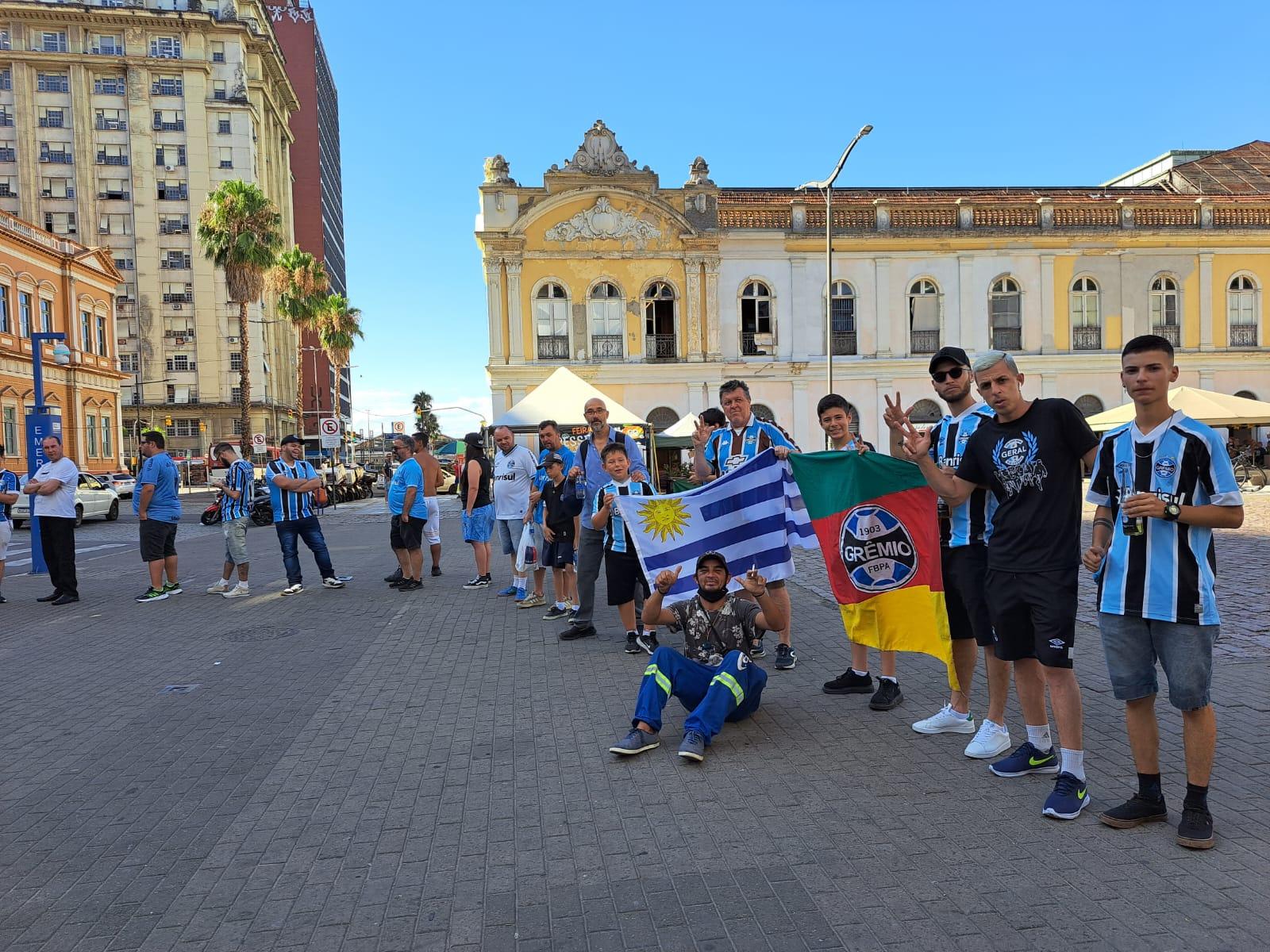 Torcedores do Gr&ecirc;mio come&ccedil;am a se deslocar para a Arena