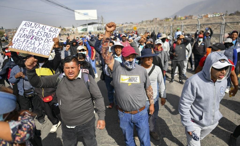 Manifestantes se re&uacute;nem na cidade de Arequipa contra a presidente Dina Boluarte