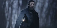 Christian Bale interpreta um diferente tipo de detetive cavaleiro das trevas