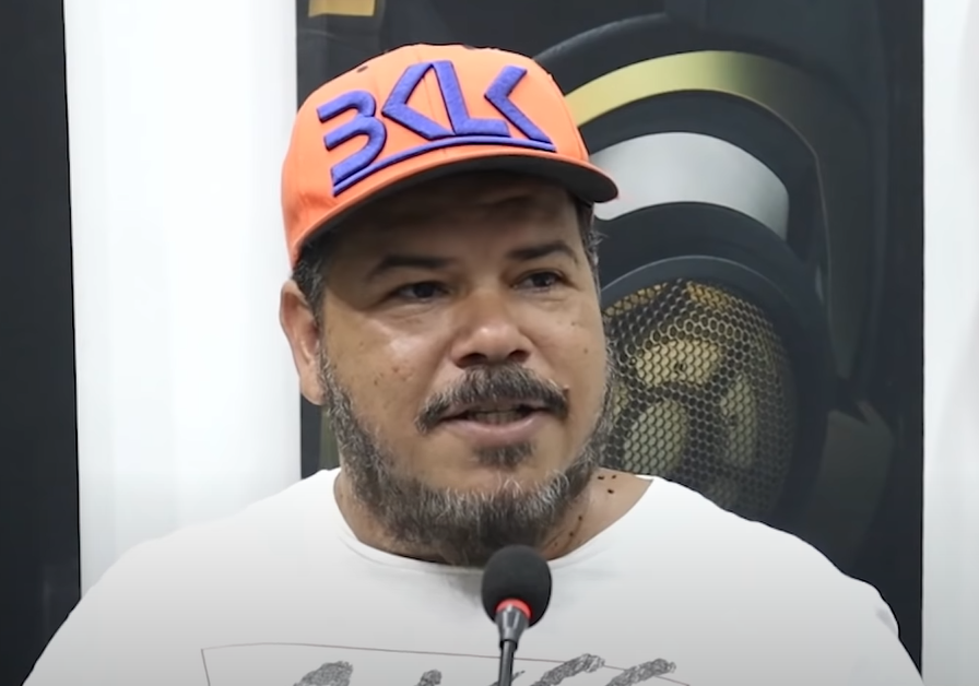 O cantor passou a noite internado, realizou procedimentos m&eacute;dicos na manh&atilde; desta quinta-feira, dia 5, e foi transferido para o Instituto Nacional de Cardiologia para realiza&ccedil;&atilde;o de exames durante a tarde