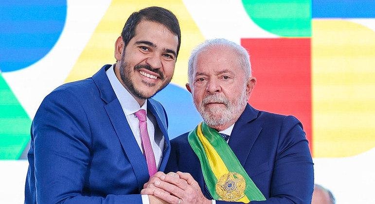 Lula d&aacute; posse ao novo ministro da Advocacia-Geral da Uni&atilde;o, Jorge Messias, no Pal&aacute;cio do Planalto