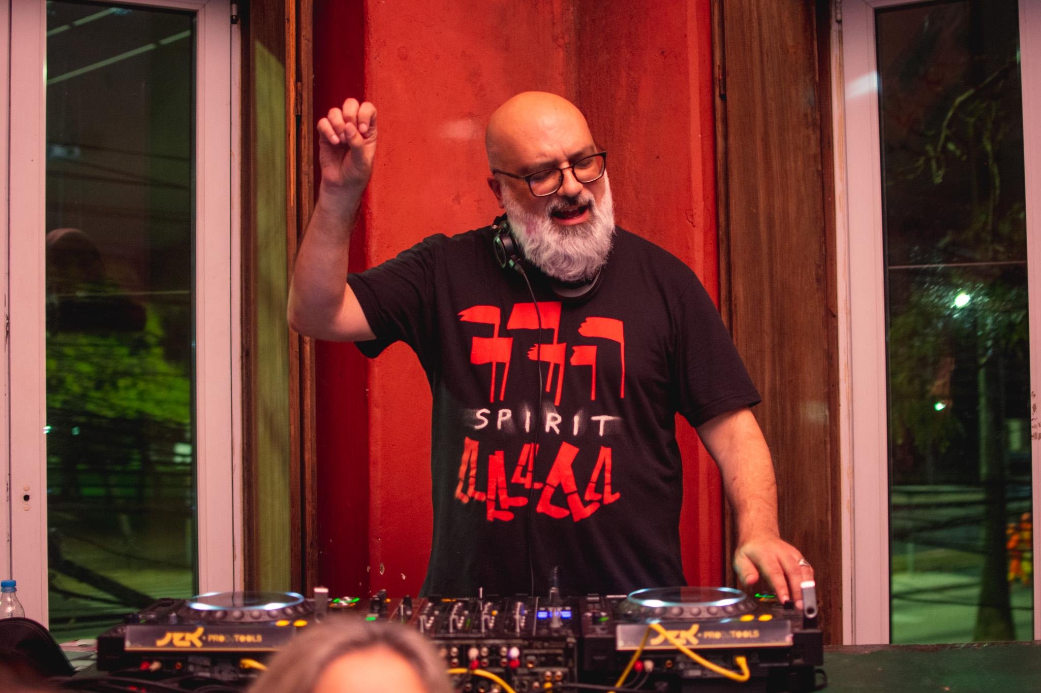 Jornalista cultural, cr&iacute;tico, apresentador e DJ Roger Lerina