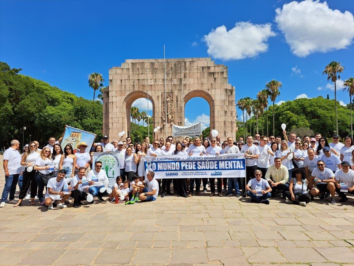 Caminhada, com faixas e camisetas brancas, teve in&iacute;cio no Monumento ao Expedicion&aacute;rio