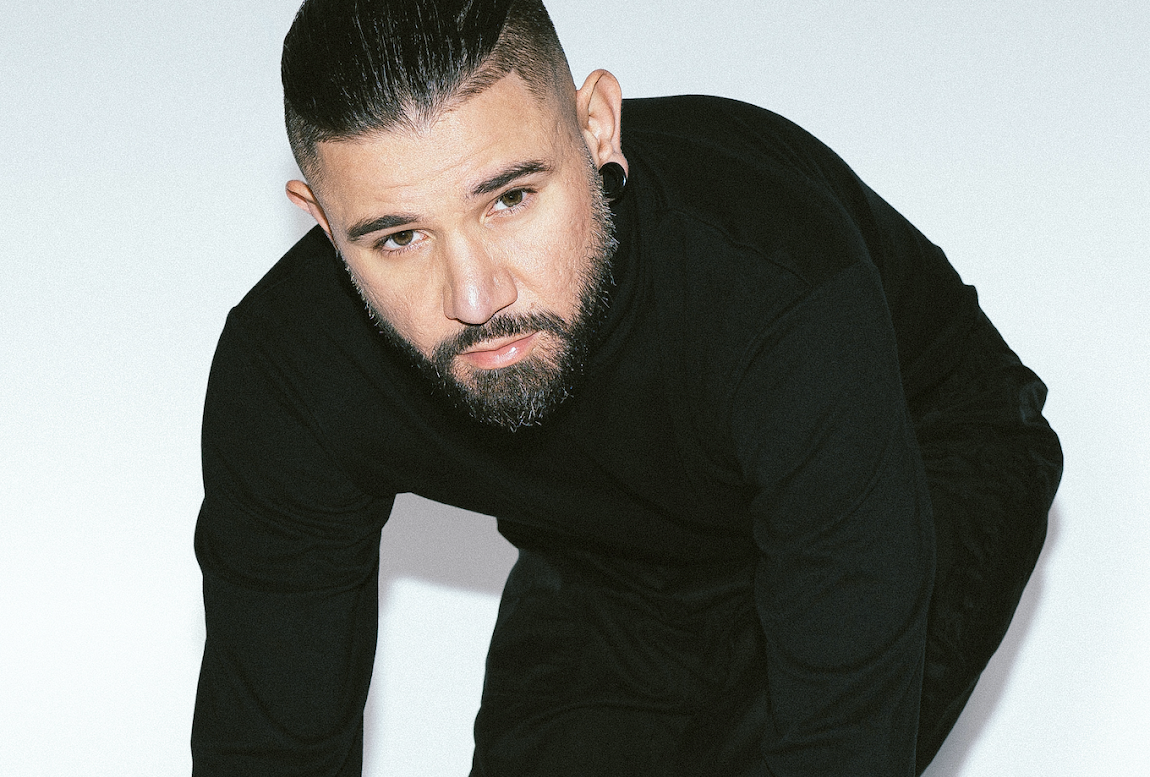 Skrillex, &eacute; um premiado produtor musical, cantor e compositor norte americano de m&uacute;sica eletr&ocirc;nica.