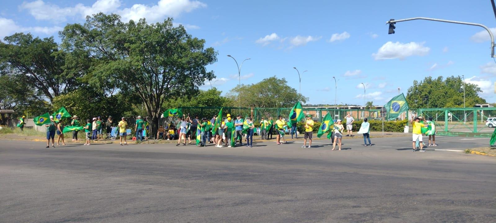 Manifestantes est&atilde;o acampados em frente ao quartel de Porto Alegre, e em frente &agrave; Refap em Canoas