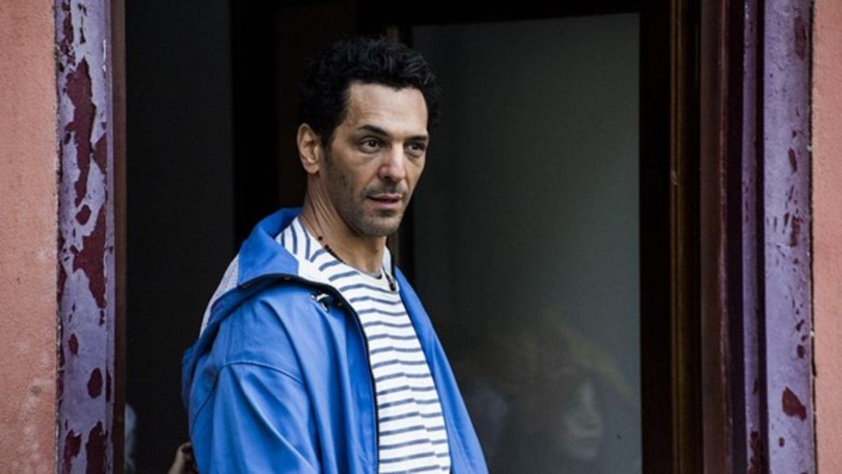 Tomer Sisley &eacute; o patologista forense Rapha&euml;l Balthazar, protagonista de s&eacute;rie exibida pelo canal AXN