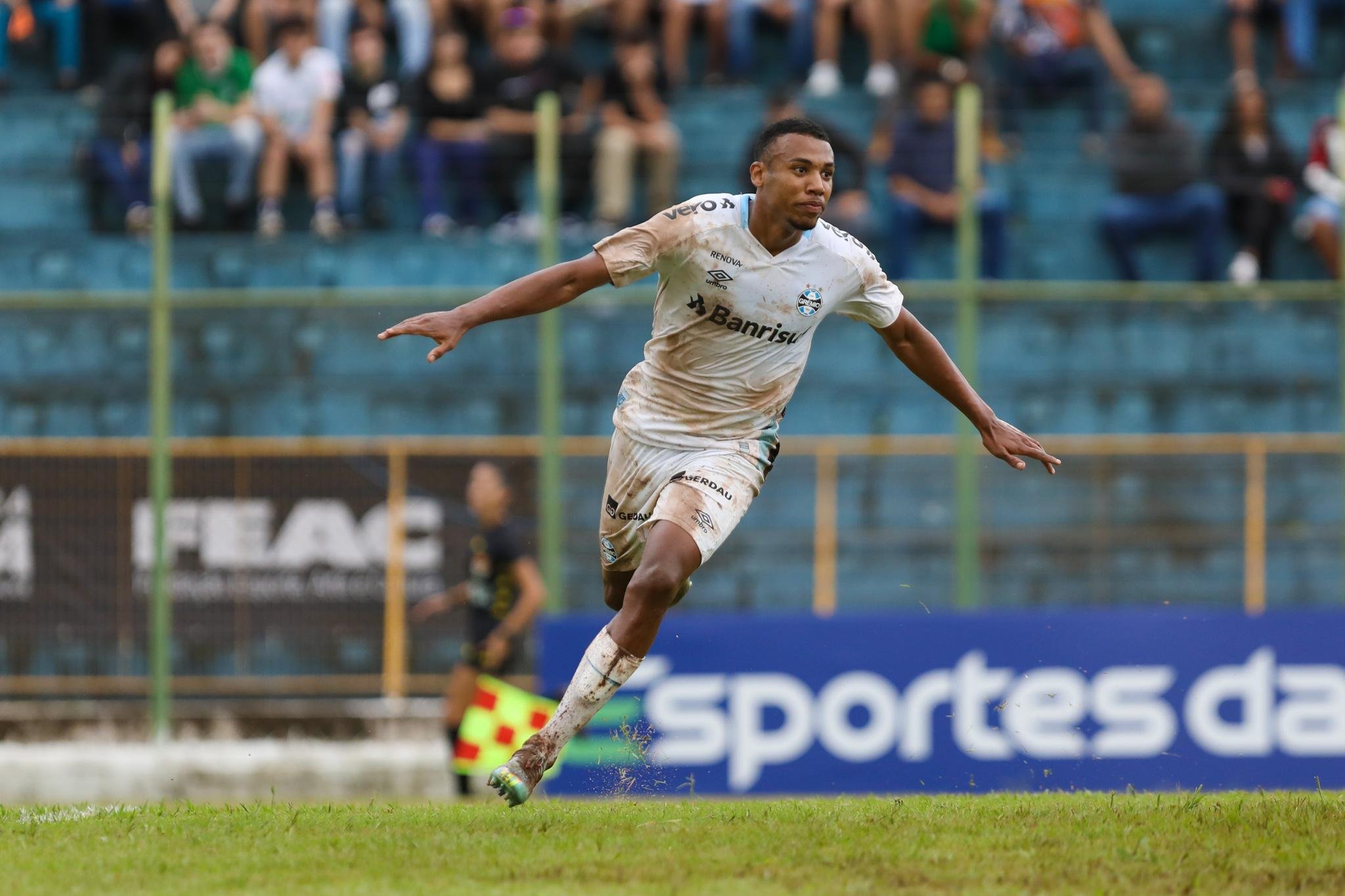 Clemente foi destaque da partida com dois gols