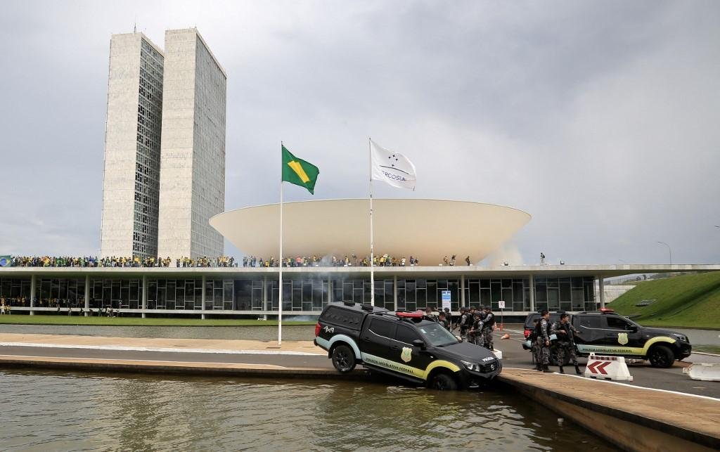 Pr&eacute;dios dos poderes foram vandalizados