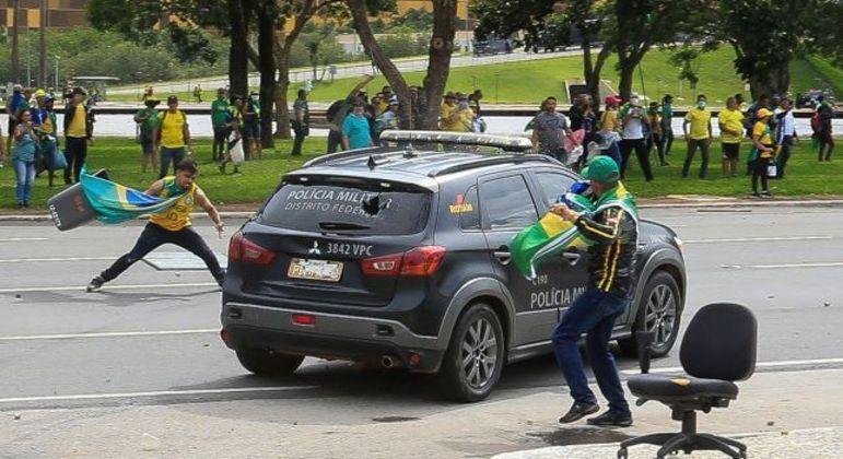 Manifestantes enfrentam policiais durante invas&atilde;o em Bras&iacute;lia