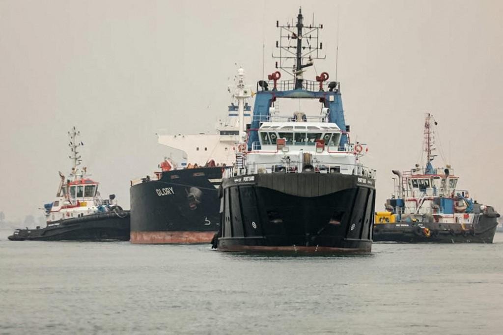 Navio foi removido com a ajuda de quatro rebocadores