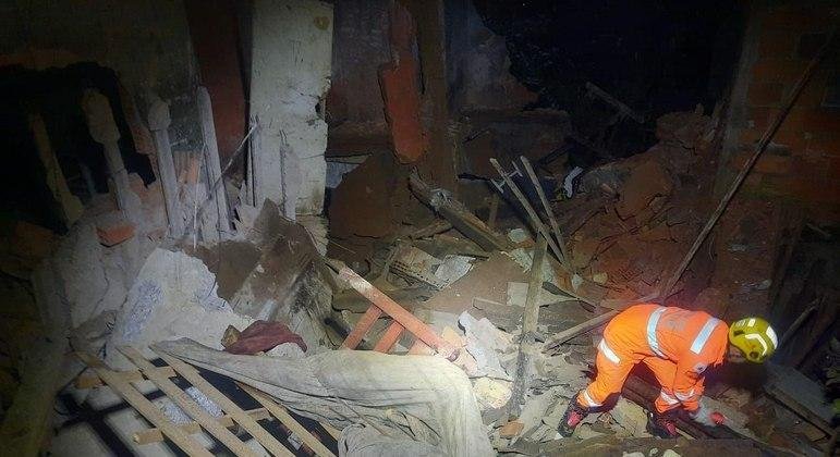 Casa de tr&ecirc;s andares desabou parcialmente em Barbacena, a 169 km de Belo Horizonte