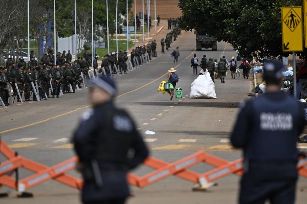 Extremistas invadiram pr&eacute;dios dos Tr&ecirc;s Poderes no domingo