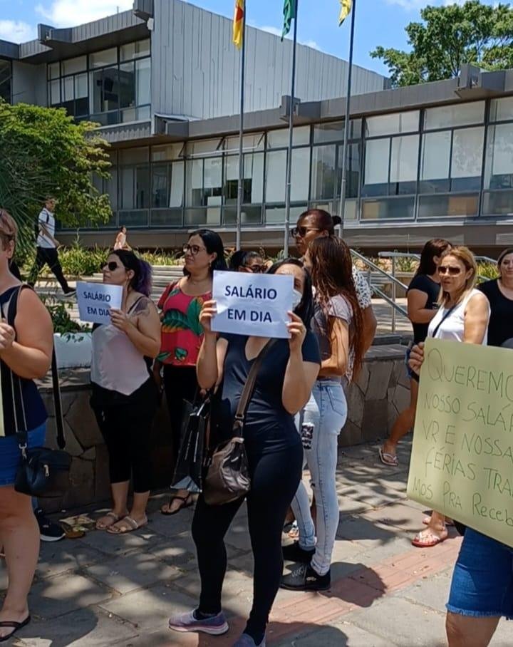 Grupo protestou em frente ao pr&eacute;dio da Prefeitura nesta segunda-feira