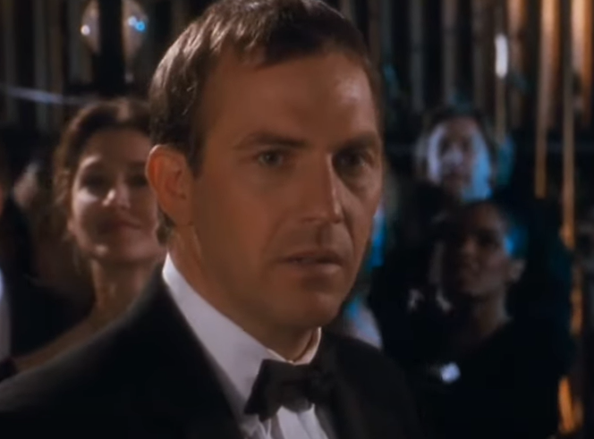 Em "O Guarda-Costas", dirigido por Mick Jackson, Kevin Costner atuou como Frank